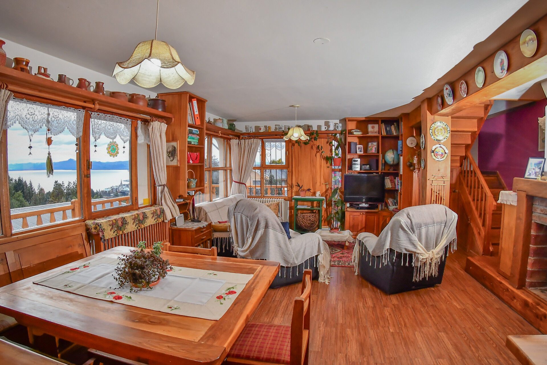 Living con hogar y vista