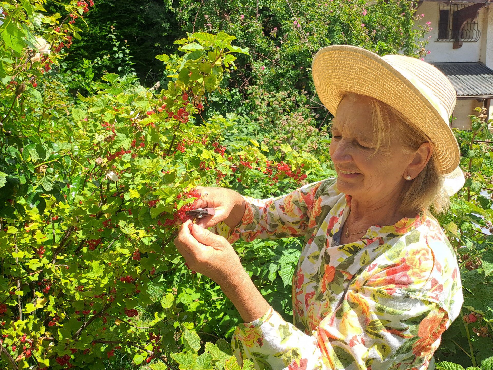 Uschi en el jardín de la casa
