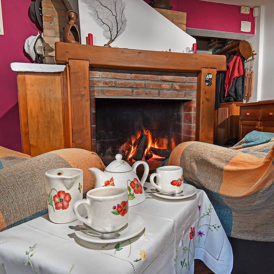 Té junto al hogar a leña