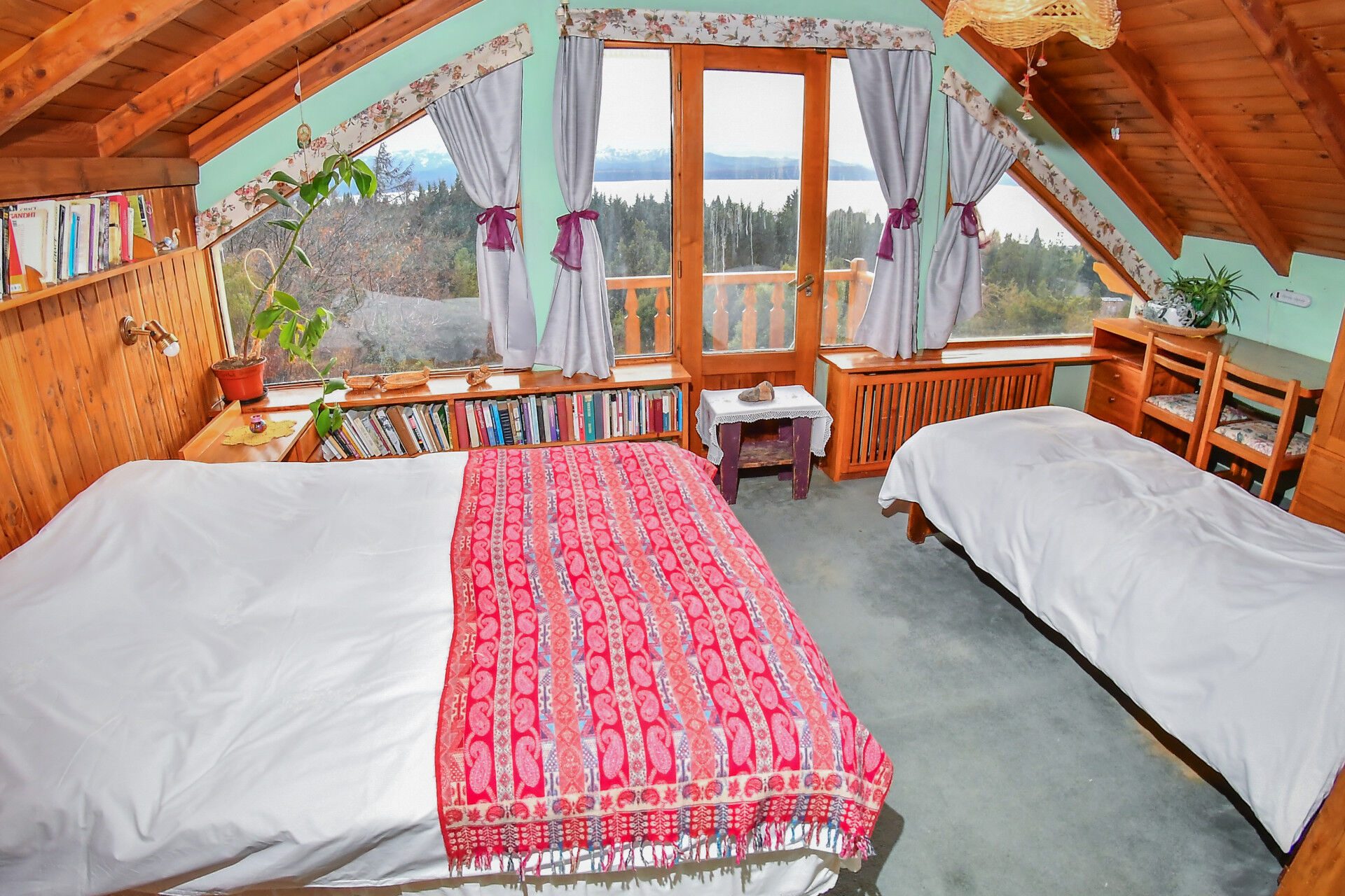 Habitación en planta alta con vista al lago